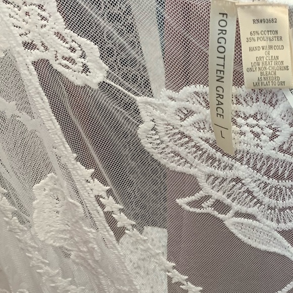 DUSTER KIMONO White Lace Rose Appliqué Design - Picture 3 of 4